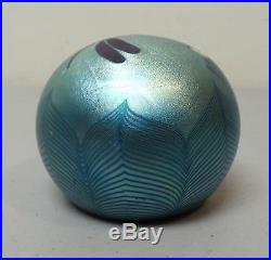 VINTAGE 1977 ORIENT & FLUME BLUE IRIDESCENT ART GLASS PAPERWEIGHT with DRAGONFLY