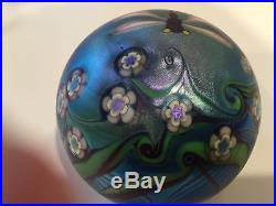 VINTAGE 1979 ORIENT & FLUME BLUE IRIDESCENT ART GLASS PAPERWEIGHT with DRAGONFLY