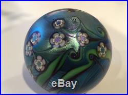 VINTAGE 1979 ORIENT & FLUME BLUE IRIDESCENT ART GLASS PAPERWEIGHT with DRAGONFLY