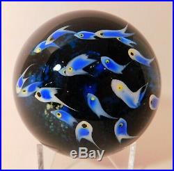 WONDERFUL CATHY RICHARDSON BLUE SCHOOL of FISH Art Glass PAPERWEIGHT & Signature